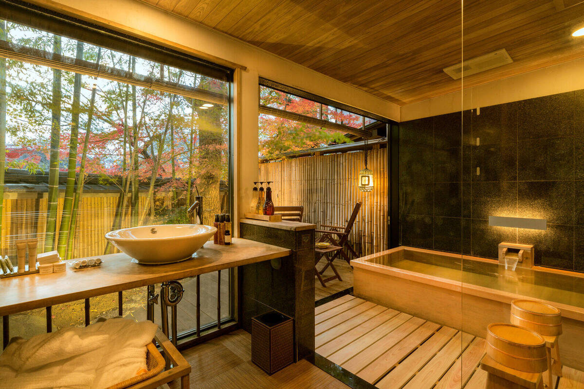 Autumn leaves seen from the garden open-air bath of the Kiku room
