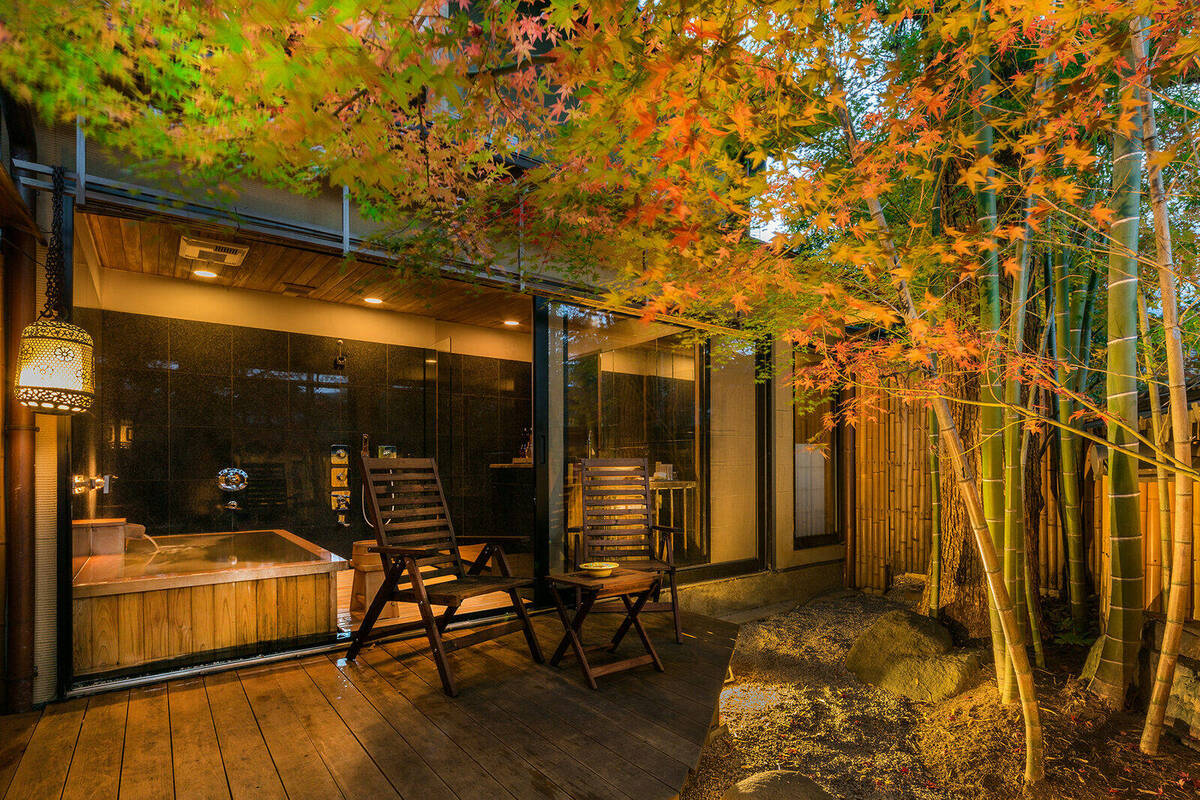 Kiku: garden terrace and semi-open-air garden bath