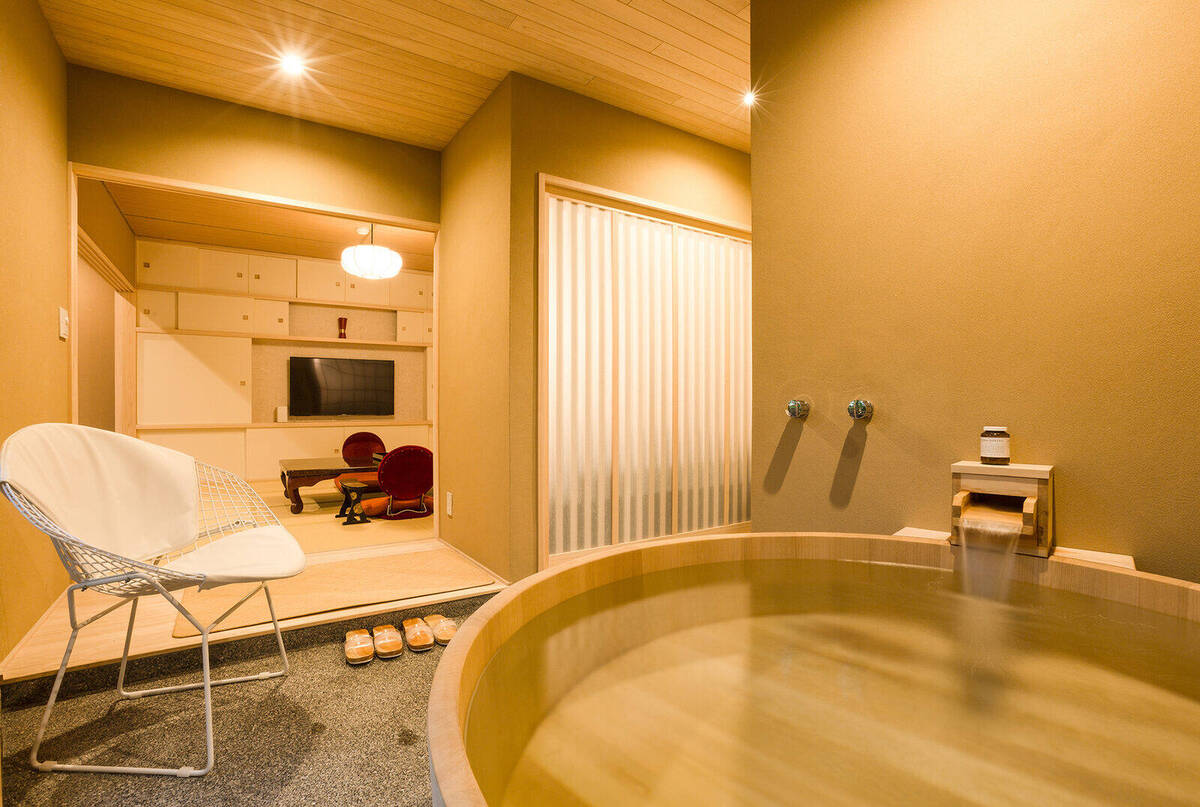 Ukifune: garden bath in solid hinoki cypress